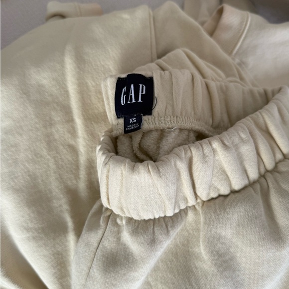 Yellow Gap Sweat Set - Picture 11 of 11